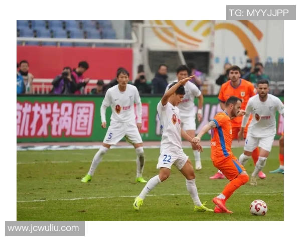 华仔足球明星队成员齐聚一堂展现球技与友谊的精彩瞬间