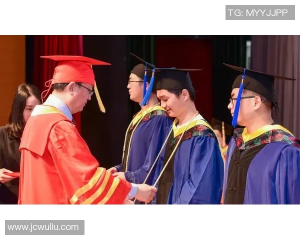 足球明星戴学士帽庆祝毕业典礼的精彩瞬间与背后故事分享